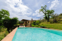 La piscina está junto a la casa